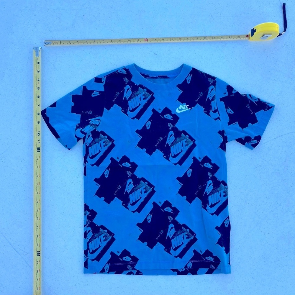 Gently Used Youth XL Nike Shirt